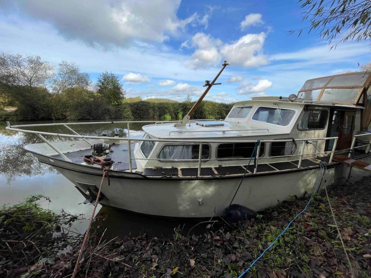 Dutch Cruiser Ship On A Tranquil Secluded River Tonbridge Exterior foto